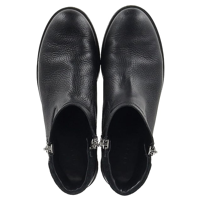 VINTAGE, RRP AS NEW
The Gucci Micro GG Zipped Ankle Boots in black leather blend classic luxury with modern edge. Featuring the subtle yet iconic micro GG monogram and a sleek silhouette, these boots offer a refined take on everyday footwear. The side zip ensures easy wear, while the stacked heel adds just the right amount of lift. **Styling tip:** Pair them with cropped trousers or a midi skirt to show off the detailing and add a polished finish to your ensemble.

 Gucci Micro GG Zipped Ankle Boots in Black Leather

Condition: Very good
Signs of wear: Minor markings, Lightly used but very well maintained. Minor mark at soles & creasing, light scuffing at the soles and heels.
Packaging: None
Color: Black
Material: Leather | leather
Size: IT | 40
Measurements: Heel height: 30; Insole length: 290
SKU: NAPPUGBSH472286W