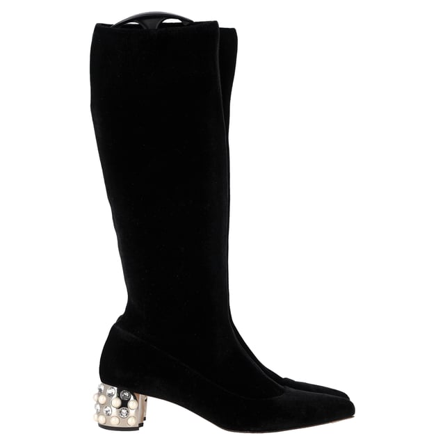 VINTAGE, UVP WIE NEU
Die Miu Miu mit Kristallen verzierten Stiefel aus schwarzem Samt vereinen Luxus und gew大胆es Design in einem atemberaubenden Paket. Die Perlen- und Kristallelemente auf den metallischen Blockabsätzen verleihen diesen Stiefeln einen Hauch von Glamour, während die eckige Zehenform und die Plattform-Silhouette eine retro Atmosphäre in die moderne Zeit bringen. Der sichtbare Reißverschluss an den Seiten sorgt für einen zeitgenössischen Touch, wodurch diese Stiefel zu einem unverzichtbaren Statement-Stück für jede modebewusste Garderobe werden.

Miu Miu kristallverzierte Stiefel aus schwarzem Samt
Zustand: Sehr gut
Gebrauchsspuren: Geringe Markierungen, leicht benutzt, aber sehr gut gepflegt. Kleinere Markierung an den Sohlen & Faltenbildung, leichte Abnutzungen an Sohlen und Absatz.
Verpackung: Keine
Farbe: schwarz
Material: Wildleder | Wildleder
Größe: EU | 40
Maße: Absatzhöhe: 50; Innensohlenlänge: 310
SKU: NAPPUGBSH466048W