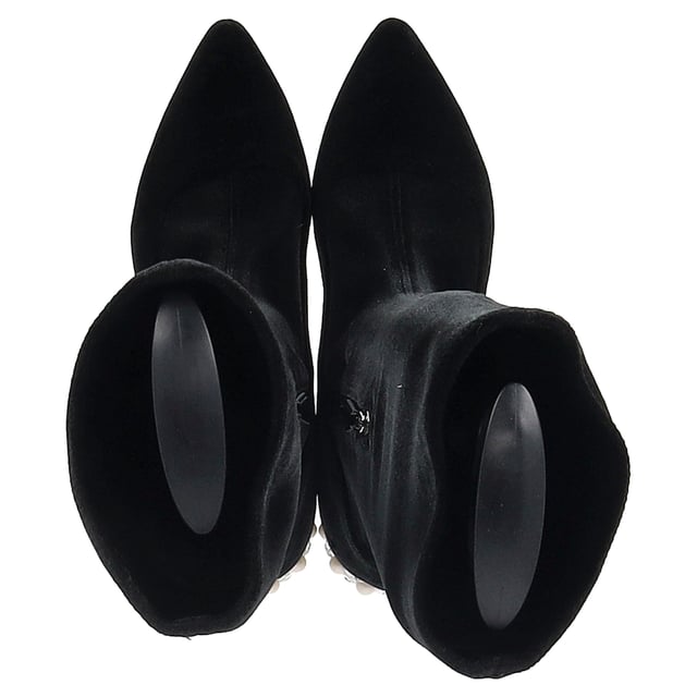 VINTAGE, UVP WIE NEU
Die Miu Miu mit Kristallen verzierten Stiefel aus schwarzem Samt vereinen Luxus und gew大胆es Design in einem atemberaubenden Paket. Die Perlen- und Kristallelemente auf den metallischen Blockabsätzen verleihen diesen Stiefeln einen Hauch von Glamour, während die eckige Zehenform und die Plattform-Silhouette eine retro Atmosphäre in die moderne Zeit bringen. Der sichtbare Reißverschluss an den Seiten sorgt für einen zeitgenössischen Touch, wodurch diese Stiefel zu einem unverzichtbaren Statement-Stück für jede modebewusste Garderobe werden.

Miu Miu kristallverzierte Stiefel aus schwarzem Samt
Zustand: Sehr gut
Gebrauchsspuren: Geringe Markierungen, leicht benutzt, aber sehr gut gepflegt. Kleinere Markierung an den Sohlen & Faltenbildung, leichte Abnutzungen an Sohlen und Absatz.
Verpackung: Keine
Farbe: schwarz
Material: Wildleder | Wildleder
Größe: EU | 40
Maße: Absatzhöhe: 50; Innensohlenlänge: 310
SKU: NAPPUGBSH466048W