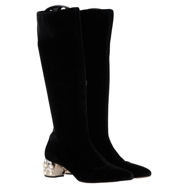 VINTAGE, UVP WIE NEU
Die Miu Miu mit Kristallen verzierten Stiefel aus schwarzem Samt vereinen Luxus und gew大胆es Design in einem atemberaubenden Paket. Die Perlen- und Kristallelemente auf den metallischen Blockabsätzen verleihen diesen Stiefeln einen Hauch von Glamour, während die eckige Zehenform und die Plattform-Silhouette eine retro Atmosphäre in die moderne Zeit bringen. Der sichtbare Reißverschluss an den Seiten sorgt für einen zeitgenössischen Touch, wodurch diese Stiefel zu einem unverzichtbaren Statement-Stück für jede modebewusste Garderobe werden.

Miu Miu kristallverzierte Stiefel aus schwarzem Samt
Zustand: Sehr gut
Gebrauchsspuren: Geringe Markierungen, leicht benutzt, aber sehr gut gepflegt. Kleinere Markierung an den Sohlen & Faltenbildung, leichte Abnutzungen an Sohlen und Absatz.
Verpackung: Keine
Farbe: schwarz
Material: Wildleder | Wildleder
Größe: EU | 40
Maße: Absatzhöhe: 50; Innensohlenlänge: 310
SKU: NAPPUGBSH466048W