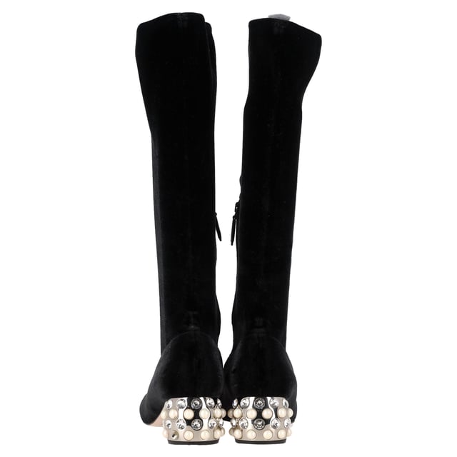 VINTAGE, UVP WIE NEU
Die Miu Miu mit Kristallen verzierten Stiefel aus schwarzem Samt vereinen Luxus und gew大胆es Design in einem atemberaubenden Paket. Die Perlen- und Kristallelemente auf den metallischen Blockabsätzen verleihen diesen Stiefeln einen Hauch von Glamour, während die eckige Zehenform und die Plattform-Silhouette eine retro Atmosphäre in die moderne Zeit bringen. Der sichtbare Reißverschluss an den Seiten sorgt für einen zeitgenössischen Touch, wodurch diese Stiefel zu einem unverzichtbaren Statement-Stück für jede modebewusste Garderobe werden.

Miu Miu kristallverzierte Stiefel aus schwarzem Samt
Zustand: Sehr gut
Gebrauchsspuren: Geringe Markierungen, leicht benutzt, aber sehr gut gepflegt. Kleinere Markierung an den Sohlen & Faltenbildung, leichte Abnutzungen an Sohlen und Absatz.
Verpackung: Keine
Farbe: schwarz
Material: Wildleder | Wildleder
Größe: EU | 40
Maße: Absatzhöhe: 50; Innensohlenlänge: 310
SKU: NAPPUGBSH466048W