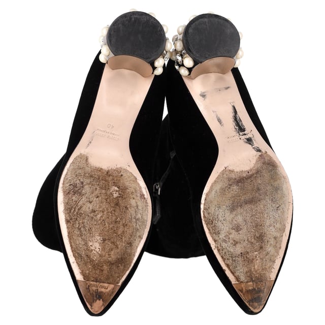 VINTAGE, UVP WIE NEU
Die Miu Miu mit Kristallen verzierten Stiefel aus schwarzem Samt vereinen Luxus und gew大胆es Design in einem atemberaubenden Paket. Die Perlen- und Kristallelemente auf den metallischen Blockabsätzen verleihen diesen Stiefeln einen Hauch von Glamour, während die eckige Zehenform und die Plattform-Silhouette eine retro Atmosphäre in die moderne Zeit bringen. Der sichtbare Reißverschluss an den Seiten sorgt für einen zeitgenössischen Touch, wodurch diese Stiefel zu einem unverzichtbaren Statement-Stück für jede modebewusste Garderobe werden.

Miu Miu kristallverzierte Stiefel aus schwarzem Samt
Zustand: Sehr gut
Gebrauchsspuren: Geringe Markierungen, leicht benutzt, aber sehr gut gepflegt. Kleinere Markierung an den Sohlen & Faltenbildung, leichte Abnutzungen an Sohlen und Absatz.
Verpackung: Keine
Farbe: schwarz
Material: Wildleder | Wildleder
Größe: EU | 40
Maße: Absatzhöhe: 50; Innensohlenlänge: 310
SKU: NAPPUGBSH466048W
