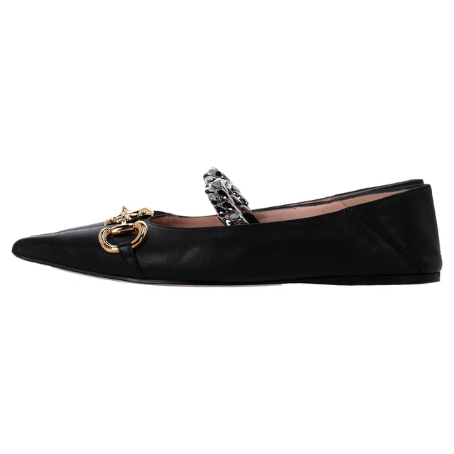 VINTAGE, RRP AS NEW
Classic meets contemporary in the Gucci Deva ballerina flats — a poised reinvention of the timeless silhouette. Crafted in smooth black leather, they feature the iconic gold-tone Horsebit hardware at the toe, contrasted with a bold silver-tone chain strap for a touch of modern edge. The sharply pointed toe adds an architectural finish, making them the perfect balance of polish and attitude.


Gucci Deva Horsebit Chain Ballerina Flats in Black Leather
Condition: good
Signs of wear: Minor markings, Lightly used but very well maintained. Minor mark at soles & creasing, light scuffing at the soles and heels. Scuffed on toes
Packaging: None
Color: black
Material: Leather | leather
Size: EU | 39
Measurements: Insole length: 250
SKU: NAPPUITSH466366W