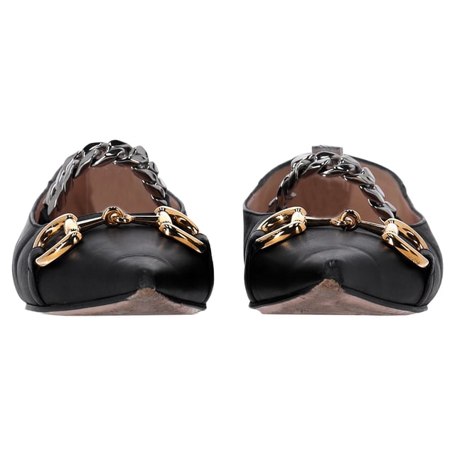 VINTAGE, RRP AS NEW
Classic meets contemporary in the Gucci Deva ballerina flats — a poised reinvention of the timeless silhouette. Crafted in smooth black leather, they feature the iconic gold-tone Horsebit hardware at the toe, contrasted with a bold silver-tone chain strap for a touch of modern edge. The sharply pointed toe adds an architectural finish, making them the perfect balance of polish and attitude.


Gucci Deva Horsebit Chain Ballerina Flats in Black Leather
Condition: good
Signs of wear: Minor markings, Lightly used but very well maintained. Minor mark at soles & creasing, light scuffing at the soles and heels. Scuffed on toes
Packaging: None
Color: black
Material: Leather | leather
Size: EU | 39
Measurements: Insole length: 250
SKU: NAPPUITSH466366W