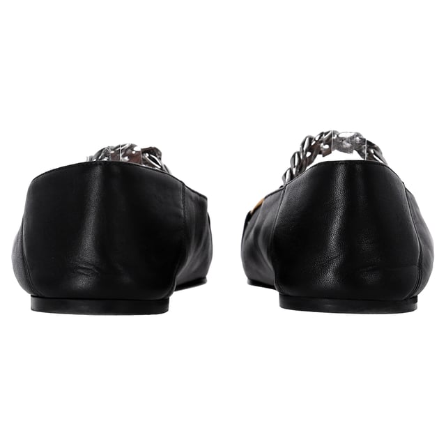 VINTAGE, RRP AS NEW
Classic meets contemporary in the Gucci Deva ballerina flats — a poised reinvention of the timeless silhouette. Crafted in smooth black leather, they feature the iconic gold-tone Horsebit hardware at the toe, contrasted with a bold silver-tone chain strap for a touch of modern edge. The sharply pointed toe adds an architectural finish, making them the perfect balance of polish and attitude.


Gucci Deva Horsebit Chain Ballerina Flats in Black Leather
Condition: good
Signs of wear: Minor markings, Lightly used but very well maintained. Minor mark at soles & creasing, light scuffing at the soles and heels. Scuffed on toes
Packaging: None
Color: black
Material: Leather | leather
Size: EU | 39
Measurements: Insole length: 250
SKU: NAPPUITSH466366W