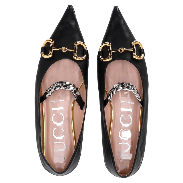 VINTAGE, RRP AS NEW
Classic meets contemporary in the Gucci Deva ballerina flats — a poised reinvention of the timeless silhouette. Crafted in smooth black leather, they feature the iconic gold-tone Horsebit hardware at the toe, contrasted with a bold silver-tone chain strap for a touch of modern edge. The sharply pointed toe adds an architectural finish, making them the perfect balance of polish and attitude.


Gucci Deva Horsebit Chain Ballerina Flats in Black Leather
Condition: good
Signs of wear: Minor markings, Lightly used but very well maintained. Minor mark at soles & creasing, light scuffing at the soles and heels. Scuffed on toes
Packaging: None
Color: black
Material: Leather | leather
Size: EU | 39
Measurements: Insole length: 250
SKU: NAPPUITSH466366W