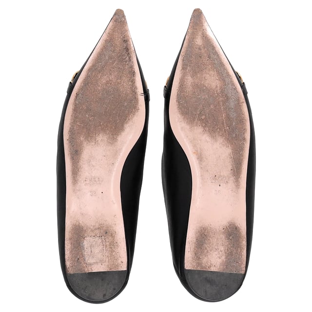 VINTAGE, RRP AS NEW
Classic meets contemporary in the Gucci Deva ballerina flats — a poised reinvention of the timeless silhouette. Crafted in smooth black leather, they feature the iconic gold-tone Horsebit hardware at the toe, contrasted with a bold silver-tone chain strap for a touch of modern edge. The sharply pointed toe adds an architectural finish, making them the perfect balance of polish and attitude.


Gucci Deva Horsebit Chain Ballerina Flats in Black Leather
Condition: good
Signs of wear: Minor markings, Lightly used but very well maintained. Minor mark at soles & creasing, light scuffing at the soles and heels. Scuffed on toes
Packaging: None
Color: black
Material: Leather | leather
Size: EU | 39
Measurements: Insole length: 250
SKU: NAPPUITSH466366W