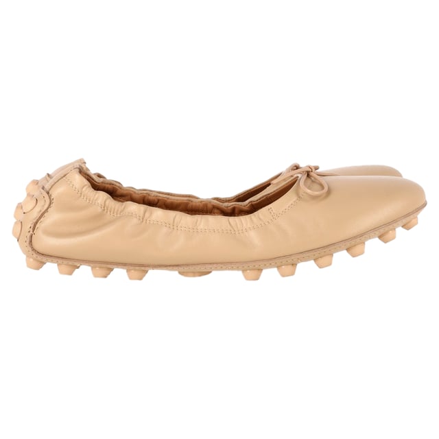 VINTAGE, RRP AS NEW
Step into timeless elegance with the **Tod's Gommino Ballet Flats in Nude Calf Leather**. Handcrafted from supple leather, these flats feature the iconic pebbled rubber sole for comfort and grip with every step. The nude shade offers effortless versatility, perfect for both polished work looks and relaxed weekend outfits. **Styling tip:** Pair them with cropped trousers or a midi skirt to showcase their refined silhouette and keep your look chic and understated.

 Tod's Gommino Ballet Flats in Nude Calf Leather

Condition: Excellent
Signs of wear: No visible sign of wear. No Mark at insole.,  Very light mark at soles.
Packaging: Dust bag
Color: Brown | nude
Material: Leather | calfskin leather
Size: EU | 38
Measurements: Insole length: 270
SKU: NAPPUGBSH466605W