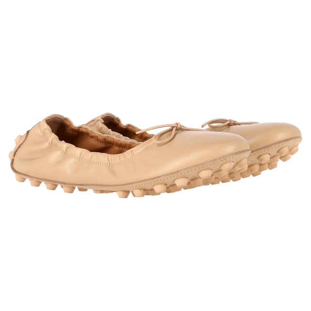 VINTAGE, RRP AS NEW
Step into timeless elegance with the **Tod's Gommino Ballet Flats in Nude Calf Leather**. Handcrafted from supple leather, these flats feature the iconic pebbled rubber sole for comfort and grip with every step. The nude shade offers effortless versatility, perfect for both polished work looks and relaxed weekend outfits. **Styling tip:** Pair them with cropped trousers or a midi skirt to showcase their refined silhouette and keep your look chic and understated.

 Tod's Gommino Ballet Flats in Nude Calf Leather

Condition: Excellent
Signs of wear: No visible sign of wear. No Mark at insole.,  Very light mark at soles.
Packaging: Dust bag
Color: Brown | nude
Material: Leather | calfskin leather
Size: EU | 38
Measurements: Insole length: 270
SKU: NAPPUGBSH466605W