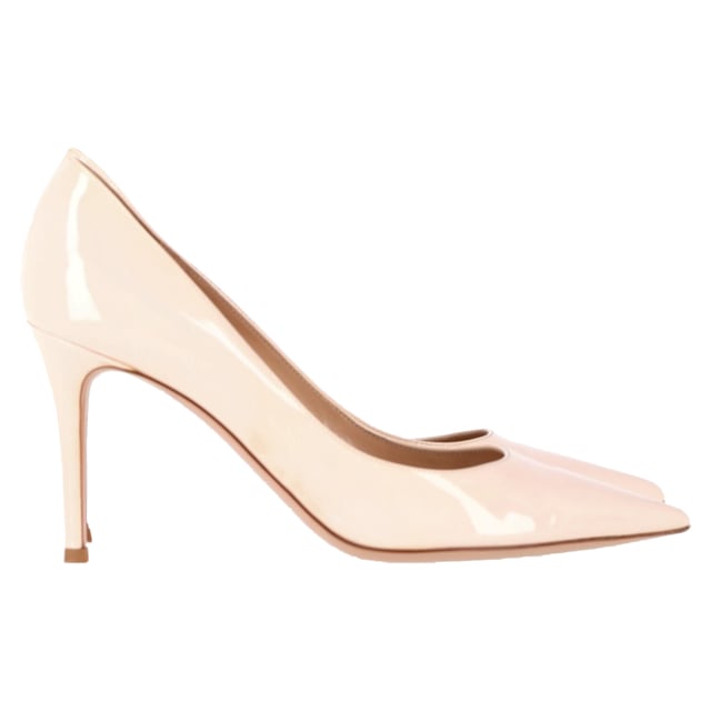 VINTAGE, RRP AS NEW
Sleek, sophisticated, and endlessly versatile — the Gianvito 85 pumps are a signature of timeless elegance. Expertly handcrafted in Italy from glossy cream patent leather, they feature a sharply pointed toe and a refined 85mm stiletto heel that elongates the leg with graceful poise. A staple in any elevated wardrobe, this iconic silhouette is the embodiment of modern femininity.


with Box, Dust bag

Gianvito Rossi Gianvito 85 Pumps in Cream Patent Leather
Condition: Very good
Signs of wear: Include Box., Minor markings, Lightly used but very well maintained. Minor mark at soles & creasing, light scuffing at the soles and heels.
Packaging: Box, Dust bag
Color: Cream
Material: Leather | Patent leather
Size: EU | 39
Measurements: Heel height: 90; Insole length: 290
SKU: NAPPUGBSH466587W