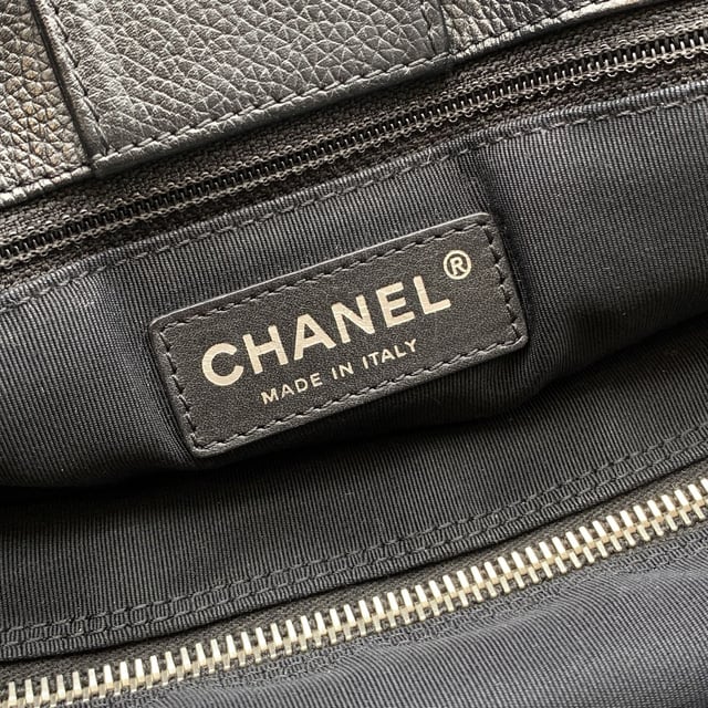 VINTAGE, RRP AS NEW
Stunning Chanel 'Executive' Tote Bag in black pebbled leather. Period/Era: 2010/2011. Silver metal CC - CHANEL logo on the front. Double top handles and removable shoulder strap. Double magnetic button closure on top. Front and rear pocket. Black grosgrain lining. 2 side zip pockets inside and a fabric removable pouch inside. 'Chanel - Made in Italy' tag inside. ity hologram tag inside. Condition Rating: A - EXCELLENTCondition Details: Gently used. Minimal wear of use on bottom corners. Please, check carefully the photos or ask if you have any doubts.Measurements (cm):Depth: 15.2Height: 22.9Length: 35.6Other Details: Dustbag? YesKeys? NoBox? Yes Measurments:  width: 152 mm length: 356 mm height: 229 mm