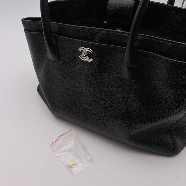 VINTAGE, RRP AS NEW
Stunning Chanel 'Executive' Tote Bag in black pebbled leather. Period/Era: 2010/2011. Silver metal CC - CHANEL logo on the front. Double top handles and removable shoulder strap. Double magnetic button closure on top. Front and rear pocket. Black grosgrain lining. 2 side zip pockets inside and a fabric removable pouch inside. 'Chanel - Made in Italy' tag inside. ity hologram tag inside. Condition Rating: A - EXCELLENTCondition Details: Gently used. Minimal wear of use on bottom corners. Please, check carefully the photos or ask if you have any doubts.Measurements (cm):Depth: 15.2Height: 22.9Length: 35.6Other Details: Dustbag? YesKeys? NoBox? Yes Measurments:  width: 152 mm length: 356 mm height: 229 mm