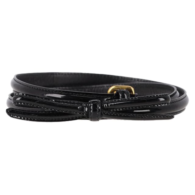 VINTAGE, UVP WIE NEU  
Der Prada Thin Buckle Belt aus schwarzem Leder ist das ultimative Stück unaufdringlichen Luxus – elegant, vielseitig und zeitlos. Aus glattem Kalbsleder gefertigt und mit einer minimalistischen Metallschnalle vollendet, verleiht dieser Gürtel jeder Silhouette das richtige Maß an Raffinesse. Ob beim Taillieren eines Blazers, beim Aufwerten von hoch taillierten Jeans oder beim Definieren eines Kleides, er ist ein leiser Hinweis auf italienische Eleganz, die sich im Alltag tragen lässt. Subtil? Ja. Vergesslich? Nie.

Prada Thin Buckle Belt aus schwarzem Leder  
Zustand: Ausgezeichnet  
Tragespuren: Keine ersichtlichen Tragespuren.  
Verpackung: Keine  
Farbe: Schwarz  
Material: Leder  
Größe: Einheitsgröße  
Maße: Breite: 10; Länge: 930  
SKU: HNPUGBAC466646W