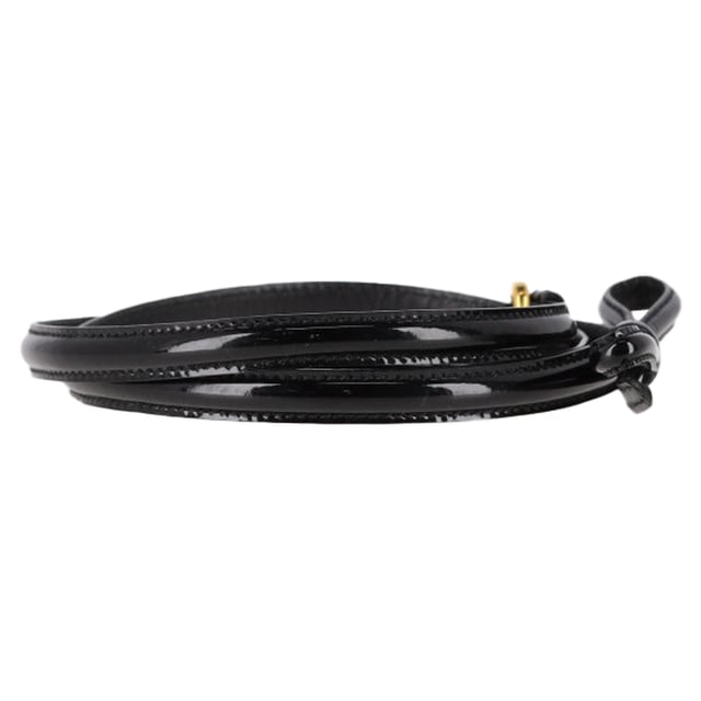 VINTAGE, UVP WIE NEU  
Der Prada Thin Buckle Belt aus schwarzem Leder ist das ultimative Stück unaufdringlichen Luxus – elegant, vielseitig und zeitlos. Aus glattem Kalbsleder gefertigt und mit einer minimalistischen Metallschnalle vollendet, verleiht dieser Gürtel jeder Silhouette das richtige Maß an Raffinesse. Ob beim Taillieren eines Blazers, beim Aufwerten von hoch taillierten Jeans oder beim Definieren eines Kleides, er ist ein leiser Hinweis auf italienische Eleganz, die sich im Alltag tragen lässt. Subtil? Ja. Vergesslich? Nie.

Prada Thin Buckle Belt aus schwarzem Leder  
Zustand: Ausgezeichnet  
Tragespuren: Keine ersichtlichen Tragespuren.  
Verpackung: Keine  
Farbe: Schwarz  
Material: Leder  
Größe: Einheitsgröße  
Maße: Breite: 10; Länge: 930  
SKU: HNPUGBAC466646W