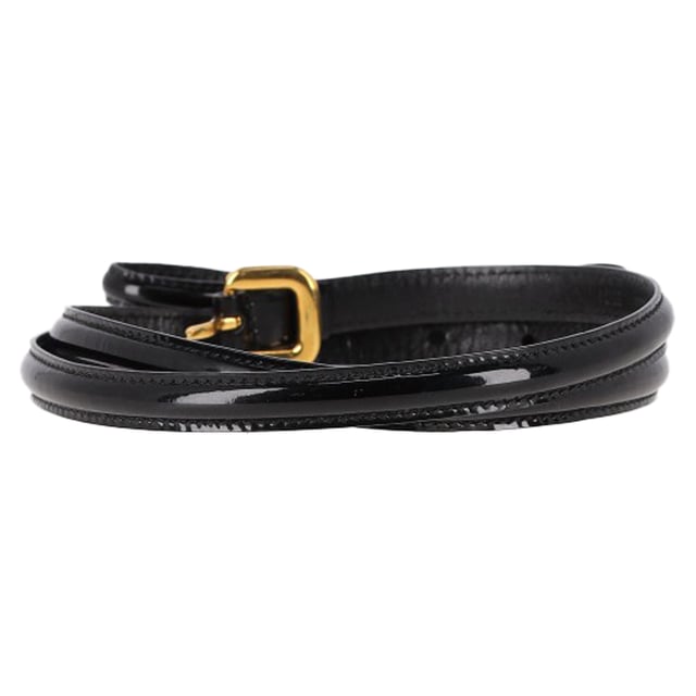 VINTAGE, UVP WIE NEU  
Der Prada Thin Buckle Belt aus schwarzem Leder ist das ultimative Stück unaufdringlichen Luxus – elegant, vielseitig und zeitlos. Aus glattem Kalbsleder gefertigt und mit einer minimalistischen Metallschnalle vollendet, verleiht dieser Gürtel jeder Silhouette das richtige Maß an Raffinesse. Ob beim Taillieren eines Blazers, beim Aufwerten von hoch taillierten Jeans oder beim Definieren eines Kleides, er ist ein leiser Hinweis auf italienische Eleganz, die sich im Alltag tragen lässt. Subtil? Ja. Vergesslich? Nie.

Prada Thin Buckle Belt aus schwarzem Leder  
Zustand: Ausgezeichnet  
Tragespuren: Keine ersichtlichen Tragespuren.  
Verpackung: Keine  
Farbe: Schwarz  
Material: Leder  
Größe: Einheitsgröße  
Maße: Breite: 10; Länge: 930  
SKU: HNPUGBAC466646W