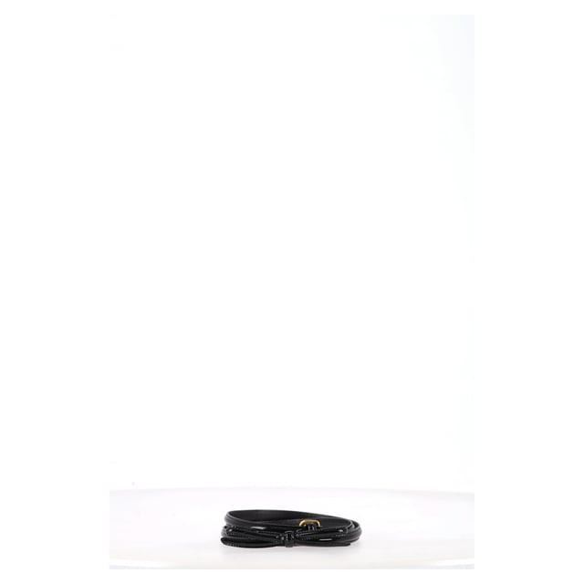 VINTAGE, UVP WIE NEU  
Der Prada Thin Buckle Belt aus schwarzem Leder ist das ultimative Stück unaufdringlichen Luxus – elegant, vielseitig und zeitlos. Aus glattem Kalbsleder gefertigt und mit einer minimalistischen Metallschnalle vollendet, verleiht dieser Gürtel jeder Silhouette das richtige Maß an Raffinesse. Ob beim Taillieren eines Blazers, beim Aufwerten von hoch taillierten Jeans oder beim Definieren eines Kleides, er ist ein leiser Hinweis auf italienische Eleganz, die sich im Alltag tragen lässt. Subtil? Ja. Vergesslich? Nie.

Prada Thin Buckle Belt aus schwarzem Leder  
Zustand: Ausgezeichnet  
Tragespuren: Keine ersichtlichen Tragespuren.  
Verpackung: Keine  
Farbe: Schwarz  
Material: Leder  
Größe: Einheitsgröße  
Maße: Breite: 10; Länge: 930  
SKU: HNPUGBAC466646W