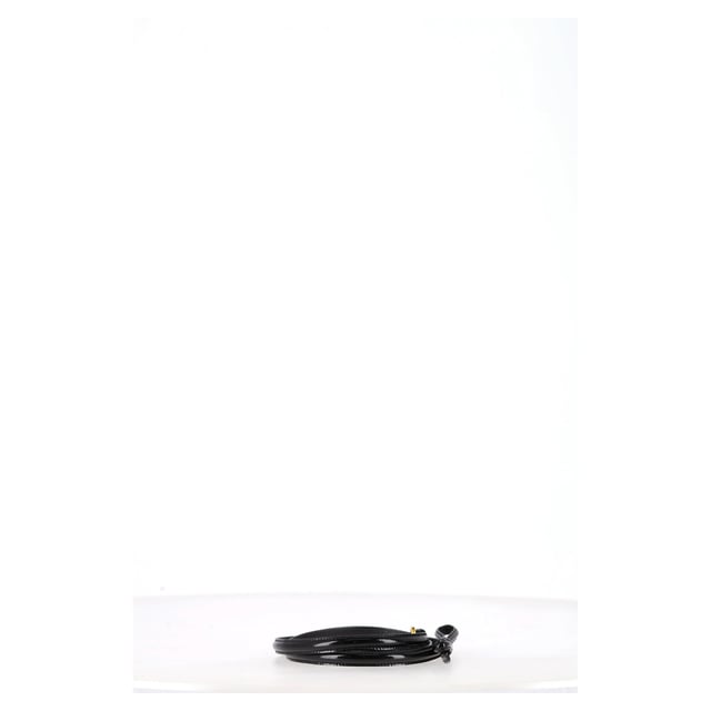 VINTAGE, UVP WIE NEU  
Der Prada Thin Buckle Belt aus schwarzem Leder ist das ultimative Stück unaufdringlichen Luxus – elegant, vielseitig und zeitlos. Aus glattem Kalbsleder gefertigt und mit einer minimalistischen Metallschnalle vollendet, verleiht dieser Gürtel jeder Silhouette das richtige Maß an Raffinesse. Ob beim Taillieren eines Blazers, beim Aufwerten von hoch taillierten Jeans oder beim Definieren eines Kleides, er ist ein leiser Hinweis auf italienische Eleganz, die sich im Alltag tragen lässt. Subtil? Ja. Vergesslich? Nie.

Prada Thin Buckle Belt aus schwarzem Leder  
Zustand: Ausgezeichnet  
Tragespuren: Keine ersichtlichen Tragespuren.  
Verpackung: Keine  
Farbe: Schwarz  
Material: Leder  
Größe: Einheitsgröße  
Maße: Breite: 10; Länge: 930  
SKU: HNPUGBAC466646W