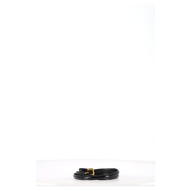 VINTAGE, UVP WIE NEU  
Der Prada Thin Buckle Belt aus schwarzem Leder ist das ultimative Stück unaufdringlichen Luxus – elegant, vielseitig und zeitlos. Aus glattem Kalbsleder gefertigt und mit einer minimalistischen Metallschnalle vollendet, verleiht dieser Gürtel jeder Silhouette das richtige Maß an Raffinesse. Ob beim Taillieren eines Blazers, beim Aufwerten von hoch taillierten Jeans oder beim Definieren eines Kleides, er ist ein leiser Hinweis auf italienische Eleganz, die sich im Alltag tragen lässt. Subtil? Ja. Vergesslich? Nie.

Prada Thin Buckle Belt aus schwarzem Leder  
Zustand: Ausgezeichnet  
Tragespuren: Keine ersichtlichen Tragespuren.  
Verpackung: Keine  
Farbe: Schwarz  
Material: Leder  
Größe: Einheitsgröße  
Maße: Breite: 10; Länge: 930  
SKU: HNPUGBAC466646W
