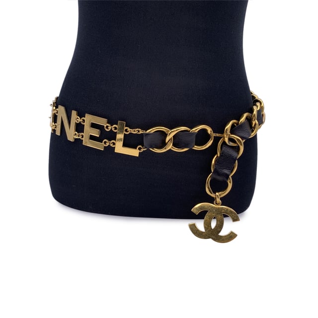 VINTAGE, RRP AS NEW
Rare statement vintage wide chain belt by CHANEL. Period/Era: 1993. It is crafted in gold metal with black interwoven leather. It features a spell out C O C O C H A N E L letters. CC logo pendant at theend of the belt. Hook closure. Marked with 'CHANEL 93 CC P Made in France' oval hallmark. Total lensth of the chain: 36 inches - 91.5 cm Condition Rating: B - VERY GOOD CONDITIONCondition Details: A light patina, minimal darkness and light surface scratches on the letters and the chain link. Chanel dustbag included. Please check the photos carefully and ask if you need to know more details or if you have any doubts.  Box?: Measurments:  length: 915 mm