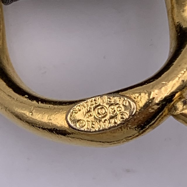VINTAGE, RRP AS NEW
Rare statement vintage wide chain belt by CHANEL. Period/Era: 1993. It is crafted in gold metal with black interwoven leather. It features a spell out C O C O C H A N E L letters. CC logo pendant at theend of the belt. Hook closure. Marked with 'CHANEL 93 CC P Made in France' oval hallmark. Total lensth of the chain: 36 inches - 91.5 cm Condition Rating: B - VERY GOOD CONDITIONCondition Details: A light patina, minimal darkness and light surface scratches on the letters and the chain link. Chanel dustbag included. Please check the photos carefully and ask if you need to know more details or if you have any doubts.  Box?: Measurments:  length: 915 mm