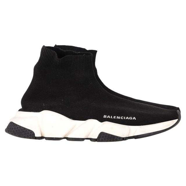 VINTAGE, UVP WIE NEU  
Die Balenciaga Speed Trainer Schuhe aus schwarzem Polyester bieten ein elegantes, futuristisches Design, das mühelos Komfort und High Fashion vereint. Mit einer sockenähnlichen Silhouette und einem minimalistischen Look bieten diese Trainer eine enge Passform und gleichzeitig eine stilvolle Ausstrahlung. Kombinieren Sie sie mit engen Jeans und einem oversized Blazer für ein mutiges Streetstyle-Outfit oder setzen Sie auf einen athleisure Look mit Leggings und einem cropped Hoodie. Ihr vielseitiges Design macht sie zu dem perfekten Schuhwerk, um sowohl legere als auch gehobene Looks aufzuwerten.

Balenciaga Speed Trainer Schuhe aus schwarzem Polyester

Zustand: Sehr gut  
Abnutzungserscheinungen: Geringe Abnutzungserscheinungen  
Verpackung: Keine  
Farbe: Schwarz  
Material: Polyester  
Größe: UK | 5  
Maße: Absatzhöhe: 40; Einlegesohlenlänge: 270  
SKU: BAPUGBSH462953W