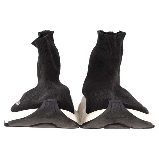 VINTAGE, UVP WIE NEU  
Die Balenciaga Speed Trainer Schuhe aus schwarzem Polyester bieten ein elegantes, futuristisches Design, das mühelos Komfort und High Fashion vereint. Mit einer sockenähnlichen Silhouette und einem minimalistischen Look bieten diese Trainer eine enge Passform und gleichzeitig eine stilvolle Ausstrahlung. Kombinieren Sie sie mit engen Jeans und einem oversized Blazer für ein mutiges Streetstyle-Outfit oder setzen Sie auf einen athleisure Look mit Leggings und einem cropped Hoodie. Ihr vielseitiges Design macht sie zu dem perfekten Schuhwerk, um sowohl legere als auch gehobene Looks aufzuwerten.

Balenciaga Speed Trainer Schuhe aus schwarzem Polyester

Zustand: Sehr gut  
Abnutzungserscheinungen: Geringe Abnutzungserscheinungen  
Verpackung: Keine  
Farbe: Schwarz  
Material: Polyester  
Größe: UK | 5  
Maße: Absatzhöhe: 40; Einlegesohlenlänge: 270  
SKU: BAPUGBSH462953W