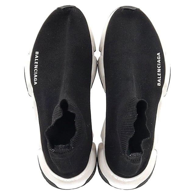 VINTAGE, UVP WIE NEU  
Die Balenciaga Speed Trainer Schuhe aus schwarzem Polyester bieten ein elegantes, futuristisches Design, das mühelos Komfort und High Fashion vereint. Mit einer sockenähnlichen Silhouette und einem minimalistischen Look bieten diese Trainer eine enge Passform und gleichzeitig eine stilvolle Ausstrahlung. Kombinieren Sie sie mit engen Jeans und einem oversized Blazer für ein mutiges Streetstyle-Outfit oder setzen Sie auf einen athleisure Look mit Leggings und einem cropped Hoodie. Ihr vielseitiges Design macht sie zu dem perfekten Schuhwerk, um sowohl legere als auch gehobene Looks aufzuwerten.

Balenciaga Speed Trainer Schuhe aus schwarzem Polyester

Zustand: Sehr gut  
Abnutzungserscheinungen: Geringe Abnutzungserscheinungen  
Verpackung: Keine  
Farbe: Schwarz  
Material: Polyester  
Größe: UK | 5  
Maße: Absatzhöhe: 40; Einlegesohlenlänge: 270  
SKU: BAPUGBSH462953W