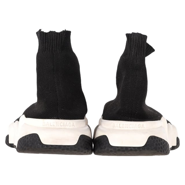 VINTAGE, UVP WIE NEU  
Die Balenciaga Speed Trainer Schuhe aus schwarzem Polyester bieten ein elegantes, futuristisches Design, das mühelos Komfort und High Fashion vereint. Mit einer sockenähnlichen Silhouette und einem minimalistischen Look bieten diese Trainer eine enge Passform und gleichzeitig eine stilvolle Ausstrahlung. Kombinieren Sie sie mit engen Jeans und einem oversized Blazer für ein mutiges Streetstyle-Outfit oder setzen Sie auf einen athleisure Look mit Leggings und einem cropped Hoodie. Ihr vielseitiges Design macht sie zu dem perfekten Schuhwerk, um sowohl legere als auch gehobene Looks aufzuwerten.

Balenciaga Speed Trainer Schuhe aus schwarzem Polyester

Zustand: Sehr gut  
Abnutzungserscheinungen: Geringe Abnutzungserscheinungen  
Verpackung: Keine  
Farbe: Schwarz  
Material: Polyester  
Größe: UK | 5  
Maße: Absatzhöhe: 40; Einlegesohlenlänge: 270  
SKU: BAPUGBSH462953W