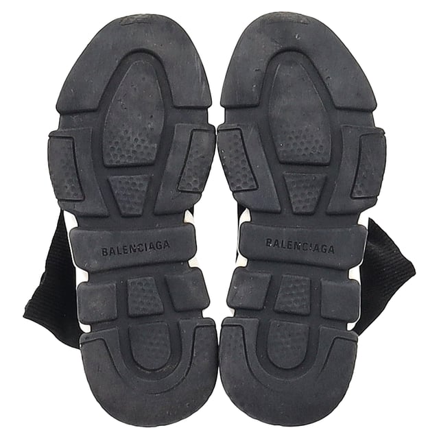 VINTAGE, UVP WIE NEU  
Die Balenciaga Speed Trainer Schuhe aus schwarzem Polyester bieten ein elegantes, futuristisches Design, das mühelos Komfort und High Fashion vereint. Mit einer sockenähnlichen Silhouette und einem minimalistischen Look bieten diese Trainer eine enge Passform und gleichzeitig eine stilvolle Ausstrahlung. Kombinieren Sie sie mit engen Jeans und einem oversized Blazer für ein mutiges Streetstyle-Outfit oder setzen Sie auf einen athleisure Look mit Leggings und einem cropped Hoodie. Ihr vielseitiges Design macht sie zu dem perfekten Schuhwerk, um sowohl legere als auch gehobene Looks aufzuwerten.

Balenciaga Speed Trainer Schuhe aus schwarzem Polyester

Zustand: Sehr gut  
Abnutzungserscheinungen: Geringe Abnutzungserscheinungen  
Verpackung: Keine  
Farbe: Schwarz  
Material: Polyester  
Größe: UK | 5  
Maße: Absatzhöhe: 40; Einlegesohlenlänge: 270  
SKU: BAPUGBSH462953W