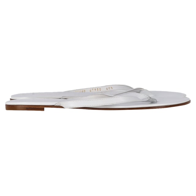 VINTAGE, RRP AS NEW
The Gianvito Rossi Flip Flop Sandals in white leather are the epitome of understated luxury, blending simplicity with impeccable Italian craftsmanship. Designed with sleek, refined straps and a minimalist silhouette, they offer both elegance and all-day comfort. The pristine white leather adds a crisp, modern finish that complements any summer wardrobe. **Styling tip:** Pair them with a tailored linen suit or a silky slip dress for a polished, effortlessly chic warm-weather look.

 Gianvito Rossi Flip Flop Sandals in White Leather

Condition: Excellent
Signs of wear: No visible sign of wear. No Mark at insole.,  Very light mark at soles.
Packaging: Dust bag
Color: White | ecru
Material: Leather | leather
Size: IT | 40.5
Measurements: Heel height: 10; Insole length: 270
SKU: NAPPUGBSH466915W