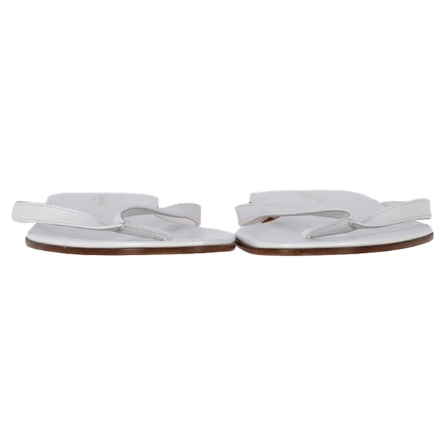 VINTAGE, RRP AS NEW
The Gianvito Rossi Flip Flop Sandals in white leather are the epitome of understated luxury, blending simplicity with impeccable Italian craftsmanship. Designed with sleek, refined straps and a minimalist silhouette, they offer both elegance and all-day comfort. The pristine white leather adds a crisp, modern finish that complements any summer wardrobe. **Styling tip:** Pair them with a tailored linen suit or a silky slip dress for a polished, effortlessly chic warm-weather look.

 Gianvito Rossi Flip Flop Sandals in White Leather

Condition: Excellent
Signs of wear: No visible sign of wear. No Mark at insole.,  Very light mark at soles.
Packaging: Dust bag
Color: White | ecru
Material: Leather | leather
Size: IT | 40.5
Measurements: Heel height: 10; Insole length: 270
SKU: NAPPUGBSH466915W