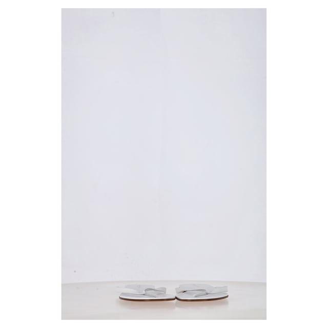 VINTAGE, RRP AS NEW
The Gianvito Rossi Flip Flop Sandals in white leather are the epitome of understated luxury, blending simplicity with impeccable Italian craftsmanship. Designed with sleek, refined straps and a minimalist silhouette, they offer both elegance and all-day comfort. The pristine white leather adds a crisp, modern finish that complements any summer wardrobe. **Styling tip:** Pair them with a tailored linen suit or a silky slip dress for a polished, effortlessly chic warm-weather look.

 Gianvito Rossi Flip Flop Sandals in White Leather

Condition: Excellent
Signs of wear: No visible sign of wear. No Mark at insole.,  Very light mark at soles.
Packaging: Dust bag
Color: White | ecru
Material: Leather | leather
Size: IT | 40.5
Measurements: Heel height: 10; Insole length: 270
SKU: NAPPUGBSH466915W