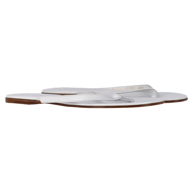VINTAGE, RRP AS NEW
The Gianvito Rossi Flip Flop Sandals in white leather are the epitome of understated luxury, blending simplicity with impeccable Italian craftsmanship. Designed with sleek, refined straps and a minimalist silhouette, they offer both elegance and all-day comfort. The pristine white leather adds a crisp, modern finish that complements any summer wardrobe. **Styling tip:** Pair them with a tailored linen suit or a silky slip dress for a polished, effortlessly chic warm-weather look.

 Gianvito Rossi Flip Flop Sandals in White Leather

Condition: Excellent
Signs of wear: No visible sign of wear. No Mark at insole.,  Very light mark at soles.
Packaging: Dust bag
Color: White | ecru
Material: Leather | leather
Size: IT | 40.5
Measurements: Heel height: 10; Insole length: 270
SKU: NAPPUGBSH466915W