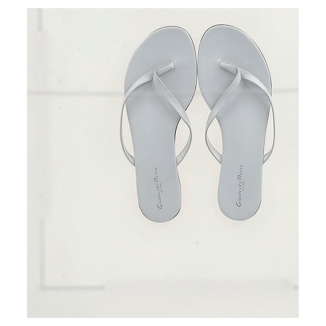 VINTAGE, RRP AS NEW
The Gianvito Rossi Flip Flop Sandals in white leather are the epitome of understated luxury, blending simplicity with impeccable Italian craftsmanship. Designed with sleek, refined straps and a minimalist silhouette, they offer both elegance and all-day comfort. The pristine white leather adds a crisp, modern finish that complements any summer wardrobe. **Styling tip:** Pair them with a tailored linen suit or a silky slip dress for a polished, effortlessly chic warm-weather look.

 Gianvito Rossi Flip Flop Sandals in White Leather

Condition: Excellent
Signs of wear: No visible sign of wear. No Mark at insole.,  Very light mark at soles.
Packaging: Dust bag
Color: White | ecru
Material: Leather | leather
Size: IT | 40.5
Measurements: Heel height: 10; Insole length: 270
SKU: NAPPUGBSH466915W