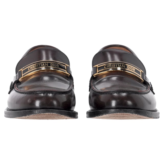 VINTAGE, RRP AS NEW
Elevate your footwear collection with the Dior Code Loafers in brown brushed calfskin. This timeless reinterpretation of a classic men's model is a luxurious fusion of comfort and style. The enamel plate adorned with the gold-colored “CHRISTIAN DIOR” signature adds a sophisticated touch that echoes the iconic Dior Book Tote. With a soft and comfortable design, and a leather sole, these loafers are the perfect blend of practicality and high-fashion luxury.


with Box, Dust bag

Dior Code Loafers in Brown Leather 
Condition: good
Signs of wear: Include Box., No visible sign of wear. No Mark at insole., Lightly used but very well maintained. Minor mark at soles & creasing, light scuffing at the soles and heels.
Packaging: Box, Dust bag
Color: Brown 
Material: Leather 
Size: EU | 38
Measurements: Heel height: 30; Insole length: 240
SKU: NAPPUDESH466130W