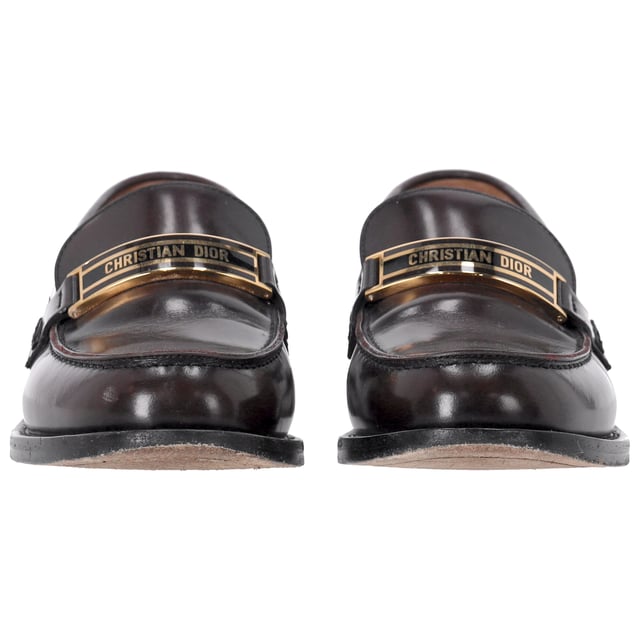 VINTAGE, RRP AS NEW
Elevate your footwear collection with the Dior Code Loafers in brown brushed calfskin. This timeless reinterpretation of a classic men's model is a luxurious fusion of comfort and style. The enamel plate adorned with the gold-colored “CHRISTIAN DIOR” signature adds a sophisticated touch that echoes the iconic Dior Book Tote. With a soft and comfortable design, and a leather sole, these loafers are the perfect blend of practicality and high-fashion luxury.


with Box, Dust bag

Dior Code Loafers in Brown Leather 
Condition: good
Signs of wear: Include Box., No visible sign of wear. No Mark at insole., Lightly used but very well maintained. Minor mark at soles & creasing, light scuffing at the soles and heels.
Packaging: Box, Dust bag
Color: Brown 
Material: Leather 
Size: EU | 38
Measurements: Heel height: 30; Insole length: 240
SKU: NAPPUDESH466130W