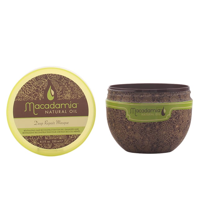 Deep Repair Mascarilla 236 ml La mascarilla DEEP REPAIR de MACADAMIA está diseñada para tratar en profundidad el cabello que ha sufrido daños y estrés, favoreciendo su reconstrucción y fortalecimiento. Esta fórmula, pensada para revitalizar, mejora notablemente la salud capilar, otorgándole brillo y elasticidad sin causar pesadez. Al aplicarla, el cabello opaco y quebradizo adquiere una textura sedosa, se acondiciona y recupera movimiento y vitalidad. Es perfecta para cualquier tipo de cabello que esté seco, dañado o haya sido teñido. Entre sus ventajas se encuentran: la reparación y fortalecimiento del cabello, una intensa hidratación, un aumento en la salud y el brillo, además de combatir el frizz y el cabello rebelde.
