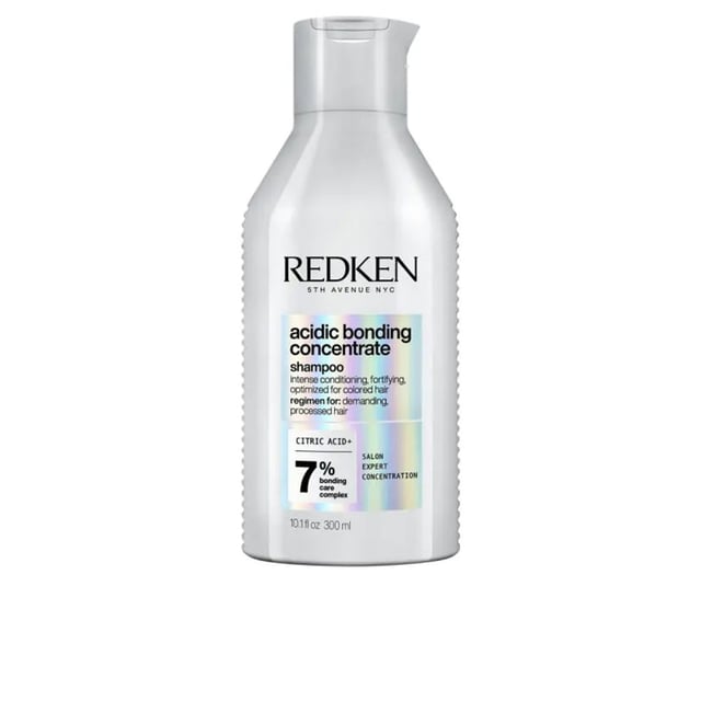 Transform your color-care routine with Redken Acidic Color Gloss Shampoo, designed for color-treated hair. This sulphate-free formula delivers glass-like shine that lasts up to 3 days. Enriched with citric acid, it helps rebalance your hair's pH and protects your vibrant color. Enjoy a gentle lather that smooths each strand, ensuring your hair looks healthy. For best results, follow our regimen: apply the shampoo, use the Activated Glass Gloss Treatment, condition with Acidic Color Gloss Conditioner, and finish with Heat Protection Leave-In Spray.