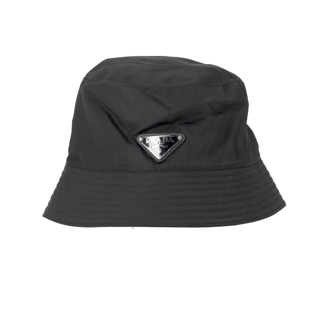 VINTAGE, UVP WIE NEU  
Setzen Sie ein Statement, während Sie stilvoll vor der Sonne geschützt sind, mit dem Prada Re-Nylon Metal Triangle Logo Bucket Hat aus schwarzem Nylon. Hergestellt aus strapazierfähigem, nachhaltigem Re-Nylon-Stoff, verfügt dieser schicke Bucket Hat über das charakteristische silberne und schwarze emaillierte Prada-Logo auf der Vorderseite, das Ihrem Look einen Hauch zeitgenössischer Luxus verleiht. Das schlanke Design und das funktionale Material machen ihn zu einem unverzichtbaren Accessoire für jede modebewusste Frau, die Praktikabilität mit hochwertigem Stil verbinden möchte.  

Prada Re-Nylon Metal Triangle Logo Bucket Hat aus schwarzem Nylon  
Zustand: Ausgezeichnet  
Abnutzungsspuren: Keine Abnutzungsspuren.  
Verpackung: Keine  
Farbe: schwarz  
Material: Nylon  
Größe: INT | S  
Maße: Höhe: 100; Länge: 550  
SKU: NAPPUDEAC466125W