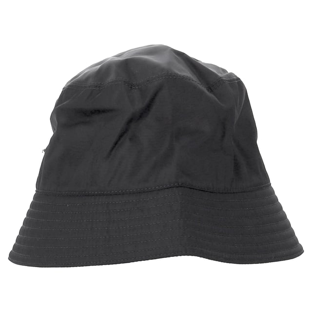 VINTAGE, UVP WIE NEU  
Setzen Sie ein Statement, während Sie stilvoll vor der Sonne geschützt sind, mit dem Prada Re-Nylon Metal Triangle Logo Bucket Hat aus schwarzem Nylon. Hergestellt aus strapazierfähigem, nachhaltigem Re-Nylon-Stoff, verfügt dieser schicke Bucket Hat über das charakteristische silberne und schwarze emaillierte Prada-Logo auf der Vorderseite, das Ihrem Look einen Hauch zeitgenössischer Luxus verleiht. Das schlanke Design und das funktionale Material machen ihn zu einem unverzichtbaren Accessoire für jede modebewusste Frau, die Praktikabilität mit hochwertigem Stil verbinden möchte.  

Prada Re-Nylon Metal Triangle Logo Bucket Hat aus schwarzem Nylon  
Zustand: Ausgezeichnet  
Abnutzungsspuren: Keine Abnutzungsspuren.  
Verpackung: Keine  
Farbe: schwarz  
Material: Nylon  
Größe: INT | S  
Maße: Höhe: 100; Länge: 550  
SKU: NAPPUDEAC466125W