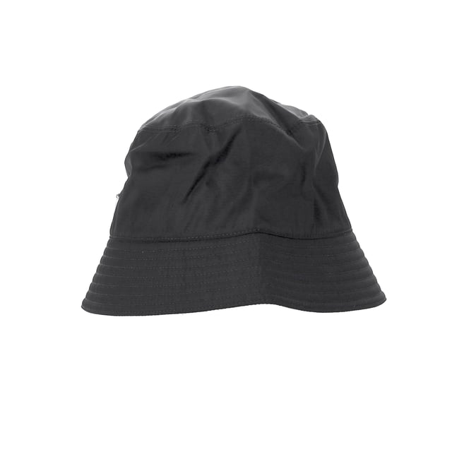 VINTAGE, UVP WIE NEU  
Setzen Sie ein Statement, während Sie stilvoll vor der Sonne geschützt sind, mit dem Prada Re-Nylon Metal Triangle Logo Bucket Hat aus schwarzem Nylon. Hergestellt aus strapazierfähigem, nachhaltigem Re-Nylon-Stoff, verfügt dieser schicke Bucket Hat über das charakteristische silberne und schwarze emaillierte Prada-Logo auf der Vorderseite, das Ihrem Look einen Hauch zeitgenössischer Luxus verleiht. Das schlanke Design und das funktionale Material machen ihn zu einem unverzichtbaren Accessoire für jede modebewusste Frau, die Praktikabilität mit hochwertigem Stil verbinden möchte.  

Prada Re-Nylon Metal Triangle Logo Bucket Hat aus schwarzem Nylon  
Zustand: Ausgezeichnet  
Abnutzungsspuren: Keine Abnutzungsspuren.  
Verpackung: Keine  
Farbe: schwarz  
Material: Nylon  
Größe: INT | S  
Maße: Höhe: 100; Länge: 550  
SKU: NAPPUDEAC466125W