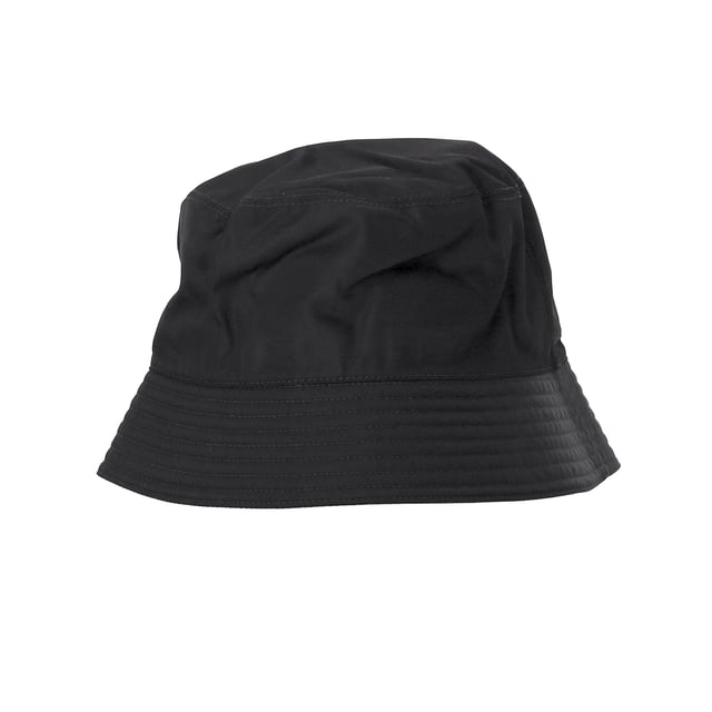 VINTAGE, UVP WIE NEU  
Setzen Sie ein Statement, während Sie stilvoll vor der Sonne geschützt sind, mit dem Prada Re-Nylon Metal Triangle Logo Bucket Hat aus schwarzem Nylon. Hergestellt aus strapazierfähigem, nachhaltigem Re-Nylon-Stoff, verfügt dieser schicke Bucket Hat über das charakteristische silberne und schwarze emaillierte Prada-Logo auf der Vorderseite, das Ihrem Look einen Hauch zeitgenössischer Luxus verleiht. Das schlanke Design und das funktionale Material machen ihn zu einem unverzichtbaren Accessoire für jede modebewusste Frau, die Praktikabilität mit hochwertigem Stil verbinden möchte.  

Prada Re-Nylon Metal Triangle Logo Bucket Hat aus schwarzem Nylon  
Zustand: Ausgezeichnet  
Abnutzungsspuren: Keine Abnutzungsspuren.  
Verpackung: Keine  
Farbe: schwarz  
Material: Nylon  
Größe: INT | S  
Maße: Höhe: 100; Länge: 550  
SKU: NAPPUDEAC466125W