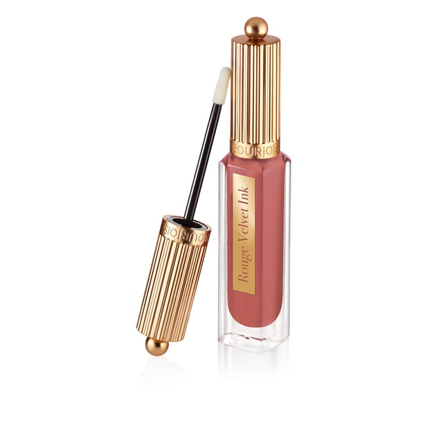 ROUGE VELVET INK es el labial líquido mate de BOURJOIS que destaca por ofrecer colores intensos con un acabado de larga duración y precisión inigualable. Este labial premium cuenta con una fórmula diseñada para durar y proporcionar un color vibrante. Su aplicador fino permite delinear y rellenar los labios con gran exactitud, garantizando una experiencia de uso sumamente cómoda.