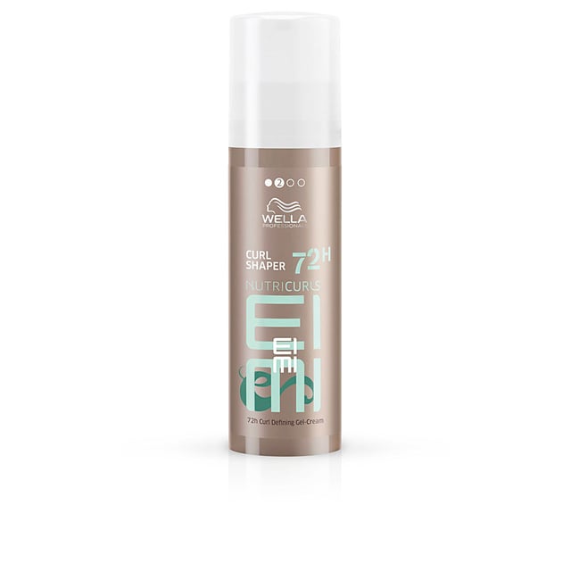 La crema modeladora EIMI NUTRICURLS de WELLA está diseñada para definir y estilizar los rizos. Esta innovadora línea de Wella Professionals proporciona a tus ondas y rizos una hidratación ideal, asegurando un acabado impecable. Su fórmula, enriquecida con aceite de jojoba y extracto de salvado de trigo, permite lograr rizos bien definidos, domados y suaves, reduciendo el frizz al mismo tiempo. Ideal para cabellos con textura rizada.