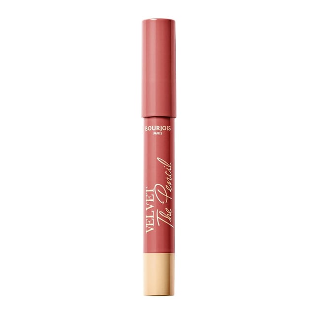VELVET THE PENCIL de BOURJOIS. Te presentamos el imprescindible Velvet The Pencil, ahora con una fórmula mejorada y vegana. Este lápiz labial está libre de D5, un componente que contribuye al cuidado de la piel y promueve una belleza más limpia. Ofrece un confort intenso y una larga duración, asegurando que tus labios luzcan impecables durante todo el día. Su textura aterciopelada se funde con los labios, haciéndote olvidar que lo llevas puesto. Disponible en una amplia gama de tonos, desde los más nude hasta los más vibrantes, también es resistente al agua. Bourjois ha renovado su presentación con un nuevo packaging giratorio, por lo que ya no necesitarás un sacapuntas. ¡Consigue unos labios aterciopelados con un solo giro! ¿A qué esperas para realzarlos?