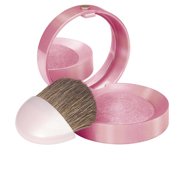 El amado producto de todos ha recibido una renovación y está preparado para sorprender. El colorete Little Round Pot ahora cuenta con nuevos pigmentos mejorados y un exquisito aroma secreto de Bourjois. Con un extracto de rosa enriquecedor y una innovadora técnica de horneado, presenta una amplia paleta de colores. Hay disponibles 9 tonos clásicos y 2 nuevos que son simplemente irresistibles, proporcionando un acabado natural que perdura durante todo el día, gracias a los pigmentos de larga duración que se difuminan y construyen de manera sencilla. Su fórmula ligera, que se adapta perfectamente a la piel gracias a la exclusiva tecnología de horneado, permite una fácil aplicación y una comodidad prolongada de hasta 24 horas. Este colorete está infundido con pétalos de rosa que aportan calma y tiene un diseño funcional que incluye un espejo y un pincel, lo que lo hace ideal para llevar donde quieras. Se ofrece en 11 tonos brillantes que complementan todos los tipos de piel, con opciones que van desde acabados mates hasta satinados. Además, su fragancia única y cautivadora añade un toque especial a cada vez que lo usas.