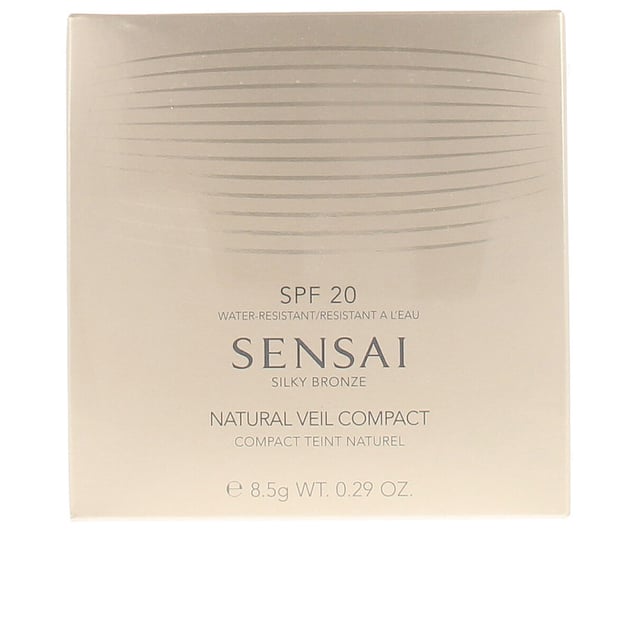 Maquillaje en formato polvo que incluye protección solar y tratamiento antienvejecimiento (SPF 20). Este producto defiende la piel de los daños causados por la radiación UV a corto y largo plazo. Su textura ligera y suave ofrece una protección eficaz y duradera al agua, además de un acabado natural y uniforme. Gracias a la esponja que viene en el estuche, podemos lograr dos tipos de cobertura en el rostro: una cobertura media al utilizar la esponja en seco o un acabado más natural al aplicar con la esponja húmeda.