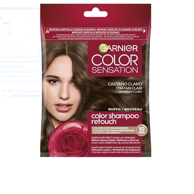 Color Sensation Coloración Tono Sobre Tono Champú #5.0-light Brown Su formulación sin amoníaco proporciona un tratamiento gentil que cuida el cuero cabelludo. Color Shampoo Retouch, con su avanzada tecnología de coloración semi-permanente, es ideal para quienes desean una manera práctica y eficiente de mantener un color vibrante. Es importante recordar que esta tecnología trabaja mediante un sistema tono sobre tono, lo que significa que no aclara, sino que simplemente añade color y cubre las canas. PARA OBTENER MEJORES RESULTADOS: no usar en cabellos que hayan sido decolorados. Este producto solo deposita color, sin alterar el tono base. Evitar exceder los 10 minutos de tiempo de pausa, ya que podría oscurecer el resultado final. Lograrás raíces perfectas, un cuero cabelludo saludable y una cobertura de canas al 100%*, con un color que permanece hasta 4 semanas* (*según pruebas realizadas). Color Sensation Color Shampoo Retouch es perfecto para la rápida y sencilla corrección de raíces entre coloraciones. Prueba los 5 tonos disponibles de Color Shampoo Retouch: Negro, Castaño oscuro, Castaño, Castaño claro y Rubio. Instrucciones de uso según el color de tu cabello: - Cabello decolorado o aclarado: No recomendado. - Cabello gris natural: Acepta todos los tonos. - Cabello castaño natural: Acepta tonos negros, castaños y rojos. - Cabello negro natural: Acepta tonos negros. - Cabello rubio natural: Acepta tonos rubios. Este producto no es permanente, solo deposita color de manera tonal. Recuerda aplicar durante un tiempo máximo de 10 minutos para evitar un oscurecimiento inesperado.