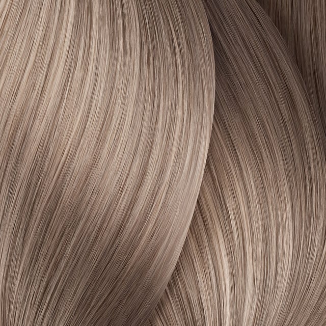 DIA LIGHT Gel-Creme Acid ohne Ammoniak, entwickelt von LOréal Professionnel, ist eine spezielle semipermanente Coloration für empfindliches Haar. Diese Tönungsbehandlung ermöglicht eine individuelle Anpassung der Haarfarbe und schafft strahlende, helle Reflexionen. Ideal für bis zu 6 Wochen, sollte sie nur bei maximal 30% grauem Haar eingesetzt werden, um ein optimales Ergebnis zu erzielen. Die geruchsneutrale und ammoniakfreie Formel schont das Haar, verhindert Austrocknung und sorgt gleichzeitig für Feuchtigkeit und Nährstoffe, die helfen, bestehende Schäden zu reparieren und die Gesundheit sowie Widerstandsfähigkeit des Haares zu unterstützen. Die leichte Gel-Creme-Textur schützt die Kopfhaut vor Spannungen. Diese Färbung ist ausschließlich für den professionellen Einsatz in Salons vorgesehen.
