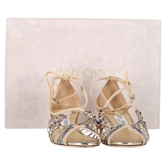 VINTAGE, RRP AS NEW
The Jimmy Choo Strappy Mini Wedge Sandals in Nude Suede offer a perfect combination of comfort and elegance for any occasion. The soft nude suede straps gracefully wrap around your foot, while the mini wedge provides just the right amount of height for all-day wearability. Their versatile design complements a variety of outfits, from casual daywear to evening ensembles. Style them with a flowy summer dress or tailored shorts for a chic, effortlessly stylish look that’s perfect for warmer months.

 Jimmy Choo Strappy Mini Wedge Sandals in Nude Suede

Condition: Very good
Signs of wear: Minor signs of wear
Packaging: Box, Dust bag
Color: Nude
Material: Suede
Size: EU | 38
Measurements: Heel height: 110; Insole length: 250
SKU: NAPPUGBSH463602W